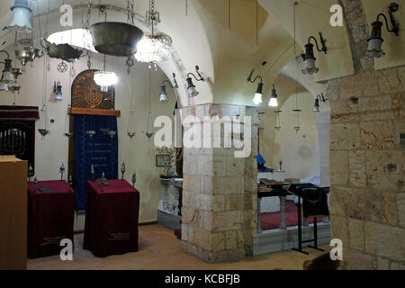 Intérieur de la synagogue karaïte la plus ancienne synagogue active de Jérusalem construit au 8ème siècle pour les Karaïtes une secte juive médiévale qui refuse l'ajout ultérieur de la Bible juive comme la loi orale rabbinique. La synagogue est située dans le quartier juif de la vieille ville de Jérusalem-Est Israël Banque D'Images