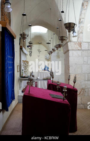 Intérieur de la synagogue karaïte la plus ancienne synagogue active de Jérusalem construit au 8ème siècle pour les Karaïtes une secte juive médiévale qui refuse l'ajout ultérieur de la Bible juive comme la loi orale rabbinique. La synagogue est située dans le quartier juif de la vieille ville de Jérusalem-Est Israël Banque D'Images