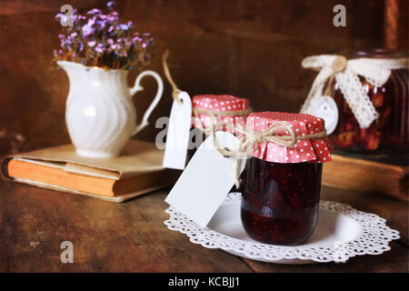 Pot de confiture fait maison rustique rétro Banque D'Images