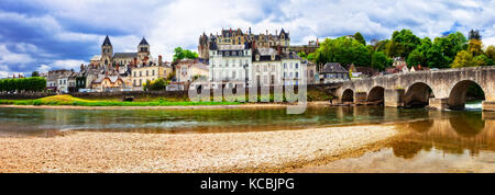 Impressionnant village de Saint Aignan, vue sur le vieux pont et le château, France. Banque D'Images