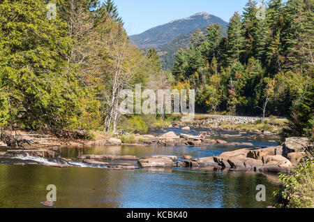 Rivière Ausable dans l'automne avec quelques roches Banque D'Images