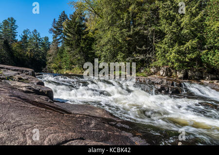 De l'eau rapide circulant sur corniches rocheuses sur la rivière Ausable Banque D'Images