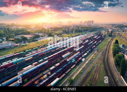 Les trains de fret. Vue aérienne de trains de marchandises colorées. gare. wagons à marchandises sur railroad. l'industrie lourde. scène industrielle avec des trains, ci Banque D'Images