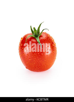 Un rouge vif lavé réfrigérés mûrs tomates prunes isolé sur fond blanc Banque D'Images