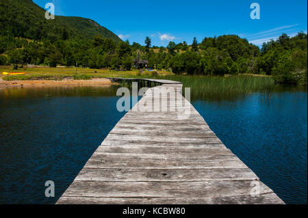 Jetée de bateau en bois sur le lac tinquilco dans le sud du Chili, huerquehue Banque D'Images