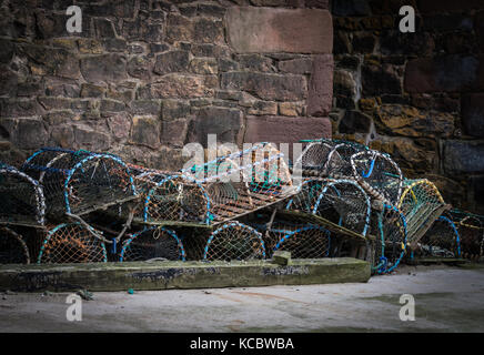 Les casiers à homards dans une pile à côté du port de Northumberland limekilns beadnell Banque D'Images