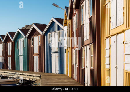 Des serres colorées dans le port de Smögen, Smögenbrygga, Västra Götalands län, Bohuslän, Suède Banque D'Images