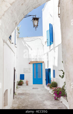Aperçu d'Ostuni, Pouilles, Italie. L'architecture typique de la ville avec des murs blancs et volets bleus. Banque D'Images