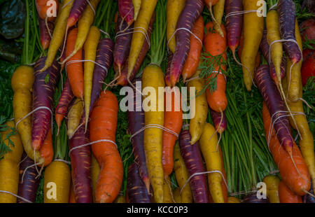 Organic heirloom carrots for sale at market Banque D'Images