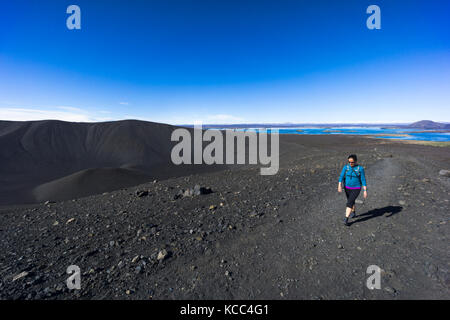 Randonneur femelle à Hverfell (également appelé Hverfjall), cône de téphra ou anneau de tuf dans le nord de l'Islande, à l'est de Mývatn. Banque D'Images