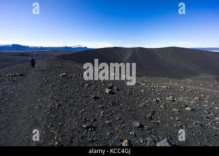 Randonneur à Hverfell (également appelé Hverfjall), cône de téphra ou anneau de tuf dans le nord de l'Islande, à l'est de Mývatn. Banque D'Images