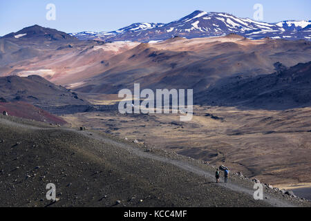 Randonneurs à Hverfell (également appelé Hverfjall), le cône de téphra ou le volcan en anneau de tuf dans le nord de l'Islande, à l'est de Mývatn. Banque D'Images