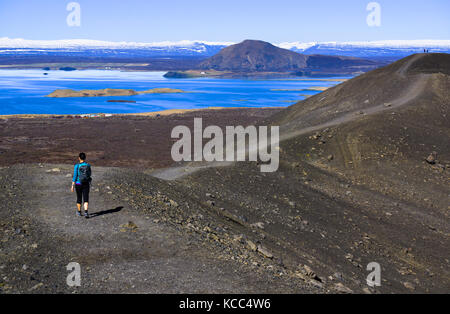 Randonneurs à Hverfell (également appelé Hverfjall) tephra cône ou tuf anneau volcan avec Mývatn lac en arrière-plan. Islande. Banque D'Images