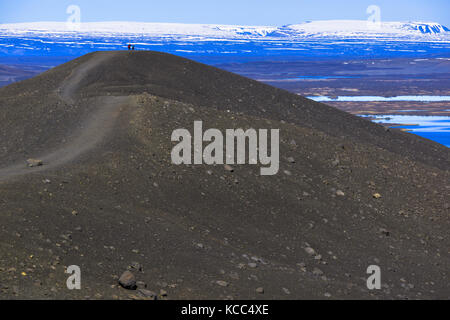 Randonneurs à Hverfell (également appelé Hverfjall), le cône de téphra ou le volcan en anneau de tuf dans le nord de l'Islande, à l'est de Mývatn. Banque D'Images