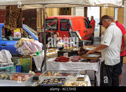 Chaque lundi du cours Saleya marché en plein cœur de la vieille ville devient un antiquités/brocante - Nice, France Banque D'Images