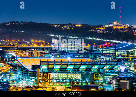 Pittsburgh - Le 10 novembre 2016 : Heinz Field Stadium de nuit. Heinz field stadium sert d'accueil pour les Pittsburgh Steelers et pittsburgh panthers Banque D'Images