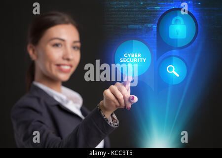 Young businesswoman working in lunettes virtuelle, sélectionnez l'icône Sécurité cybernétique sur l'écran virtuel,