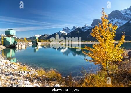 Paysage d'automne vue lointain sommets des montagnes Rocheuses Kananaskis Nordic Center Canmore Alberta Foothills Parc national Banff Rocheuses canadiennes couleurs d'automne Banque D'Images