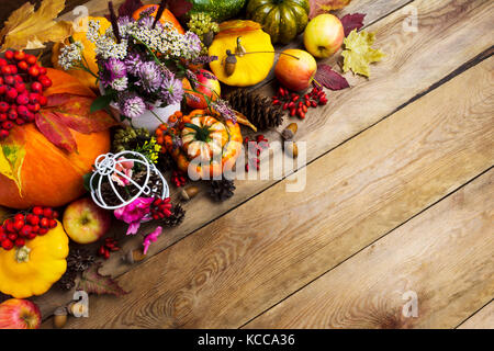 Arrangement de grâce avec le trèfle dans un vase, pommes, petits fruits, légumes et de citrouille, copy space Banque D'Images