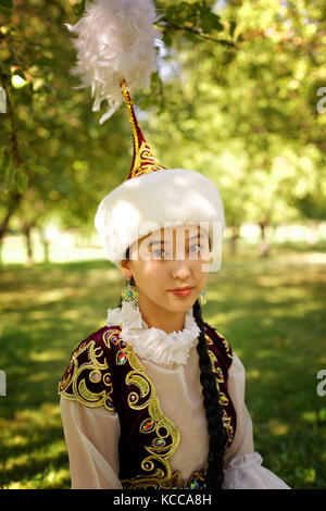 Belle femme en costume national kazakh Banque D'Images