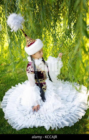 Belle femme en costume national kazakh Banque D'Images