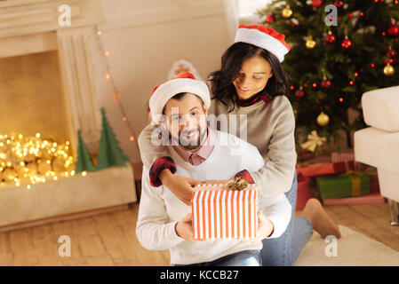 Loving woman hugging son mari la veille de Noël Banque D'Images