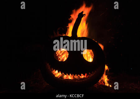 Flamme qui est visible à travers les yeux et la bouche de la tête de citrouille Banque D'Images