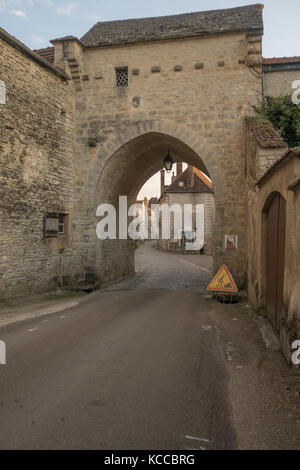 Vue du coucher de soleil de la porte nord (la porte de tonnerre), dans le village médiéval de noyers-sur-Serein, bourgogne, france Banque D'Images