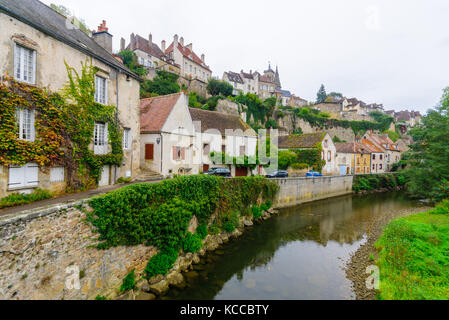 Vue sur les fortifications médiévales de Semur-en-Auxois, en bourgogne, france Banque D'Images