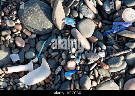 Des débris de plastique échouée sur la plage de St Bees, Cumbria, Royaume-Uni Banque D'Images