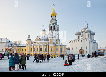 Vologda Region, Russie - janvier 07, 2016 : les gens à pied sur la place du Kremlin en hiver jour Banque D'Images