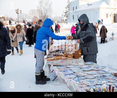 Vologda Region, Russie - janvier 07, 2016 : les gens achètent des souvenirs à l'extérieur près de Vologda kremlin Banque D'Images