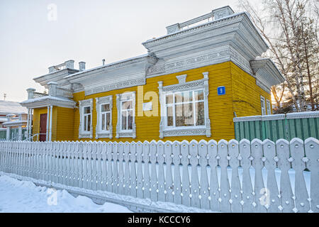 Vologda Region, Russie - janvier 07, 2016 : vieille maison de bois dans la région de Vologda. sur la façade un signe "monument de l'architecture du 19ème siècle. Il est protégé b Banque D'Images