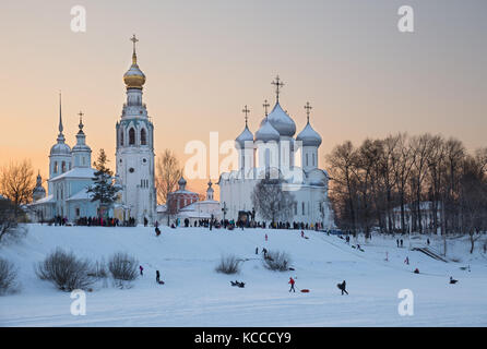 Vologda Region, Russie - janvier 07, 2016 : pendant les vacances, adultes et enfants sur une luge dans le centre-ville, près du Kremlin Banque D'Images