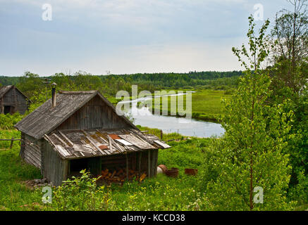 Rural russe sur la rive de bain petite rivière Banque D'Images