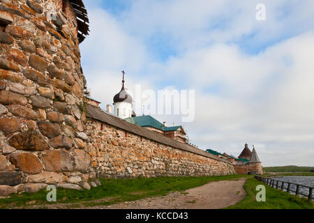 Route le long du mur de la kremlin solovetsky Banque D'Images