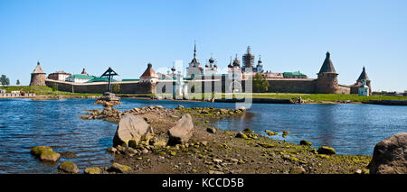 Vue panoramique sur le Monastère de Solovetsky de la baie de bien-être, la Russie. Banque D'Images