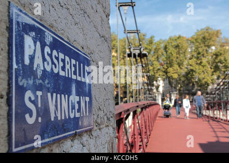 LYON, FRANCE, 27 septembre 2015 : Pont piétonnier Saint-Vincent sur la rivière Saone.Le vieux quartier de Lyon célèbre 50 ans de classification, avec TH Banque D'Images