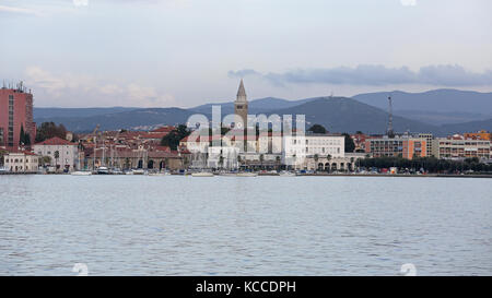 La ville de Koper en Slovénie vue de la mer Adriatique Banque D'Images