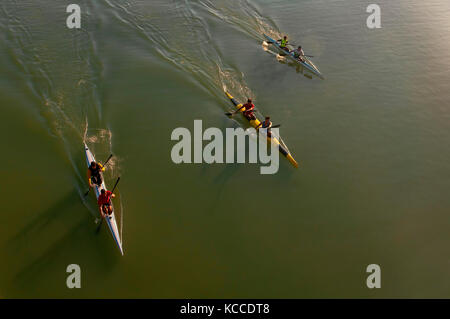 Kayaks sur la rivière Guadalquivir, Séville, Andalousie, Espagne, Europe Banque D'Images