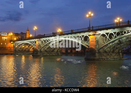 Pont de Triana et le Guadalquivir, au crépuscule, Séville, Andalousie, Espagne, Europe Banque D'Images