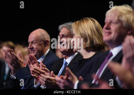 (De gauche à droite) la première secrétaire d'État Damian Green, le chancelier Philip Hammond, le secrétaire à l'intérieur Amber Rudd et le secrétaire aux Affaires étrangères Boris Johnson attendent que la première ministre Theresa May prononce son discours liminaire à la Conférence du Parti conservateur au Manchester Central Convention Complex. Banque D'Images