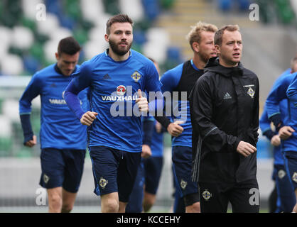 Stuart Dallas (à gauche), en Irlande du Nord, pendant la séance de formation à Windsor Park, Belfast. Banque D'Images