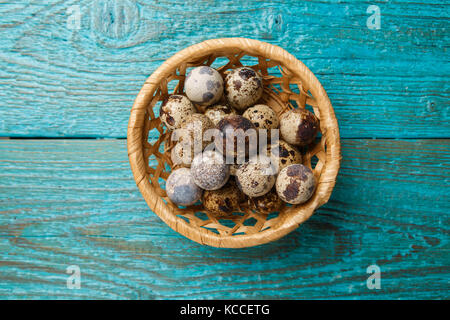 Photo des oeufs de cailles dans panier Banque D'Images