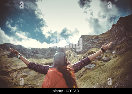 La photo d'une femme avec ton sac à dos contre l'arrière-plan de paysage de montagne Banque D'Images