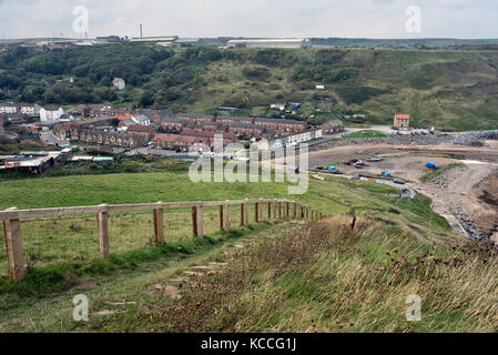 Le village de Skinningrove sur la côte de Cleveland, vu depuis le sentier Cleveland Way, au Royaume-Uni. L'aciérie est vu au-dessus du village. Banque D'Images