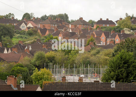 Un nouveau bâtiment est construit sur le domaine du Conseil de Knowle, construit dans les années 1920, à Bristol, qui a maintenant un mélange de maisons du conseil et privées. Theresa May a annoncé son intention de mettre en place une renaissance de council Housing&Oaic ; dans son discours à la Conférence du Parti conservateur à Manchester, elle s'est engagée à lever les barrières qui empêchent les autorités locales de construire des maisons à louer sur le plan social. Banque D'Images