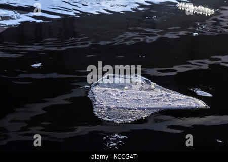 Glaciers stupéfiants dans de l'eau profond et sombre journée d'hiver à Banque D'Images