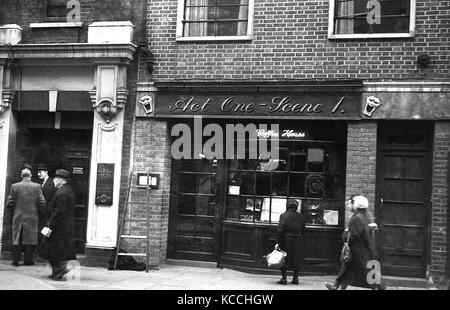 Fin des années 1950, photo historique montrant l'extérieur de la maison café Soho, Act one -la scène 1, un dégel lieu deviendra populaire auprès des jeunes adolescents au début des années 60 et où de nombreux musiciens célèbres plus tard, comme les Stones, Mick Jagger et Keith Richards a joué. Une loi sur les lieux 1 était juste en face de la célèbre 2est café-bar, le lieu qui a vu la naissance du rock and roll en Grande-Bretagne. Banque D'Images