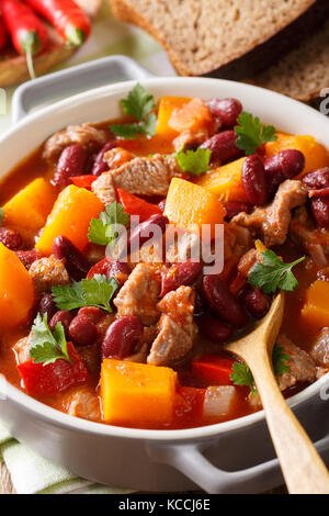 Soupe de potiron Chili au boeuf et haricots à la sauce tomate macro dans un bol. vertical Banque D'Images